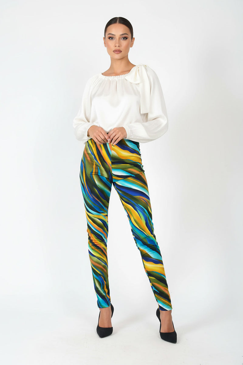 Γυναικείο εμπριμέ κολάν ψηλόμεσο με πολύχρωμο μοτίβο και εφαρμοστή γραμμή, φορεμένο σε μοντέλο