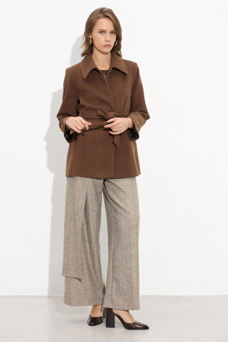 Κοντό καφέ ημίπαλτο με ζώνη στη μέση και κλασικό γιακά από την Ellisargi Boutique