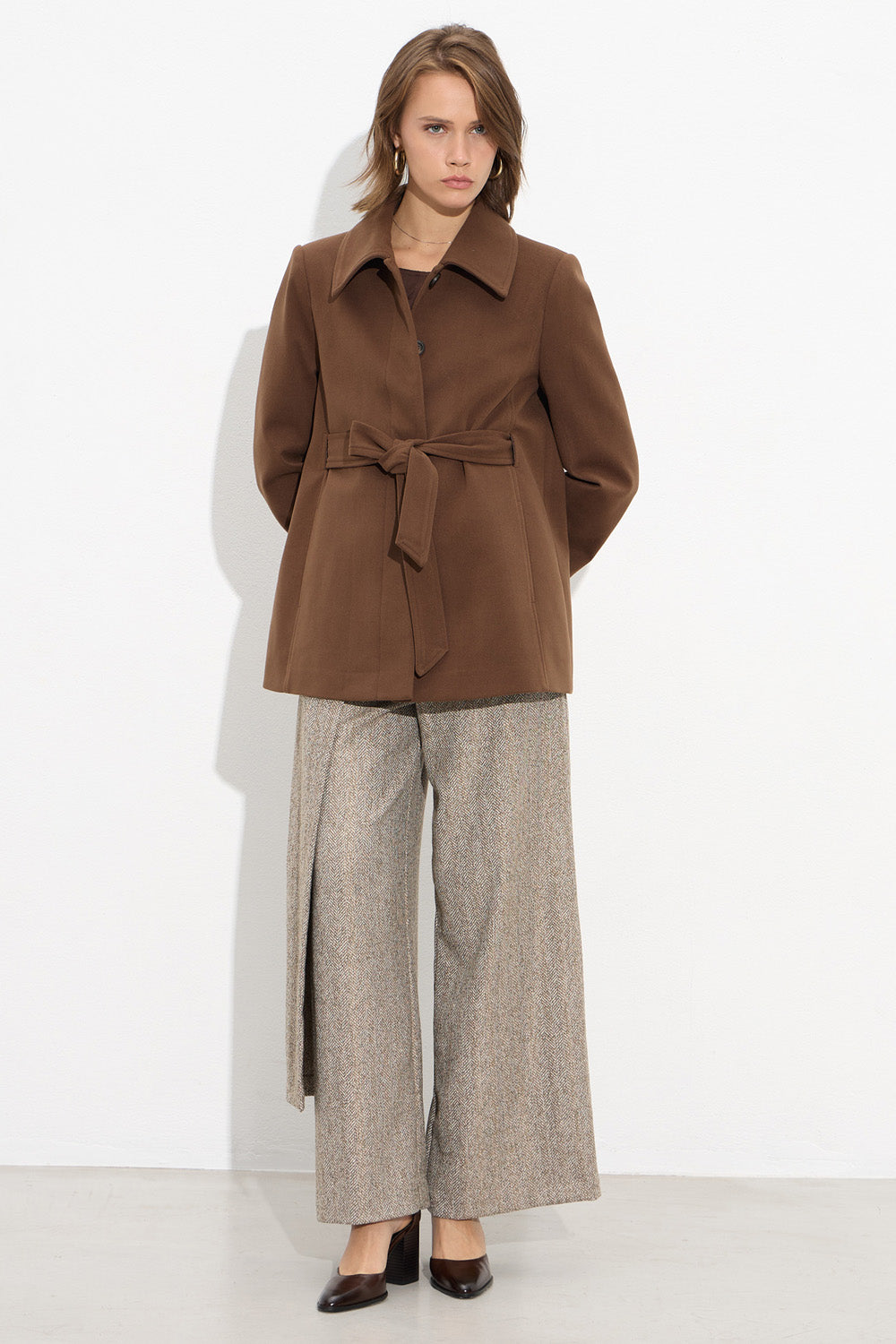 Κοντό καφέ ημίπαλτο με ζώνη στη μέση και κλασικό γιακά από την Ellisargi Boutique