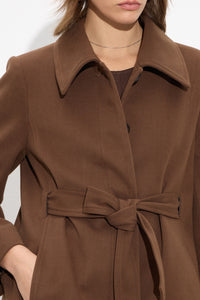 Κοντό καφέ ημίπαλτο με ζώνη στη μέση και κλασικό γιακά από την Ellisargi Boutique