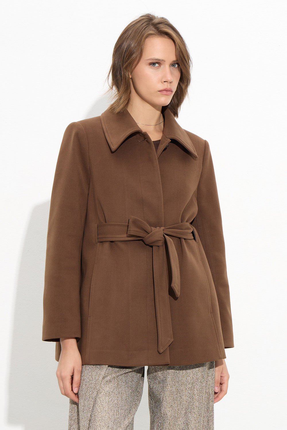 Κοντό καφέ ημίπαλτο με ζώνη στη μέση και κλασικό γιακά από την Ellisargi Boutique