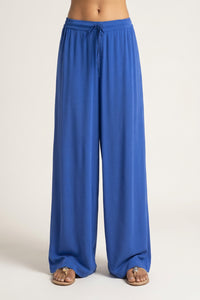Φαρδύ μπλε παντελόνι κρεπ μαροκέν με ελαστική μέση και πλεκτές λεπτομέρειες, μπροστινή και πίσω όψη