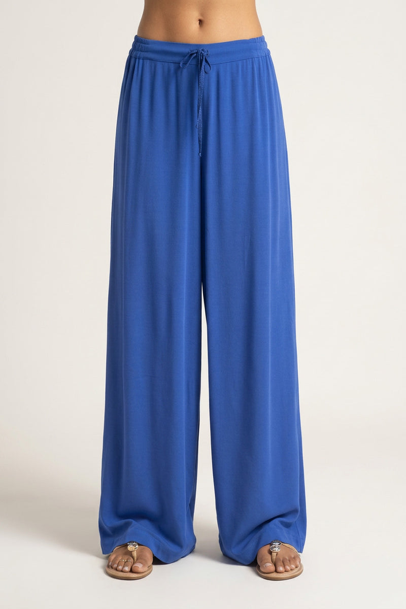 Φαρδύ μπλε παντελόνι κρεπ μαροκέν με ελαστική μέση και πλεκτές λεπτομέρειες, μπροστινή και πίσω όψη