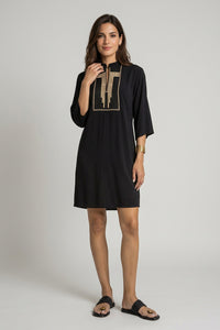 Μαύρο μίνι φόρεμα από κρεπ μαροκέν με πλεκτές λεπτομέρειες στο ντεκολτέ και χαλαρή γραμμή