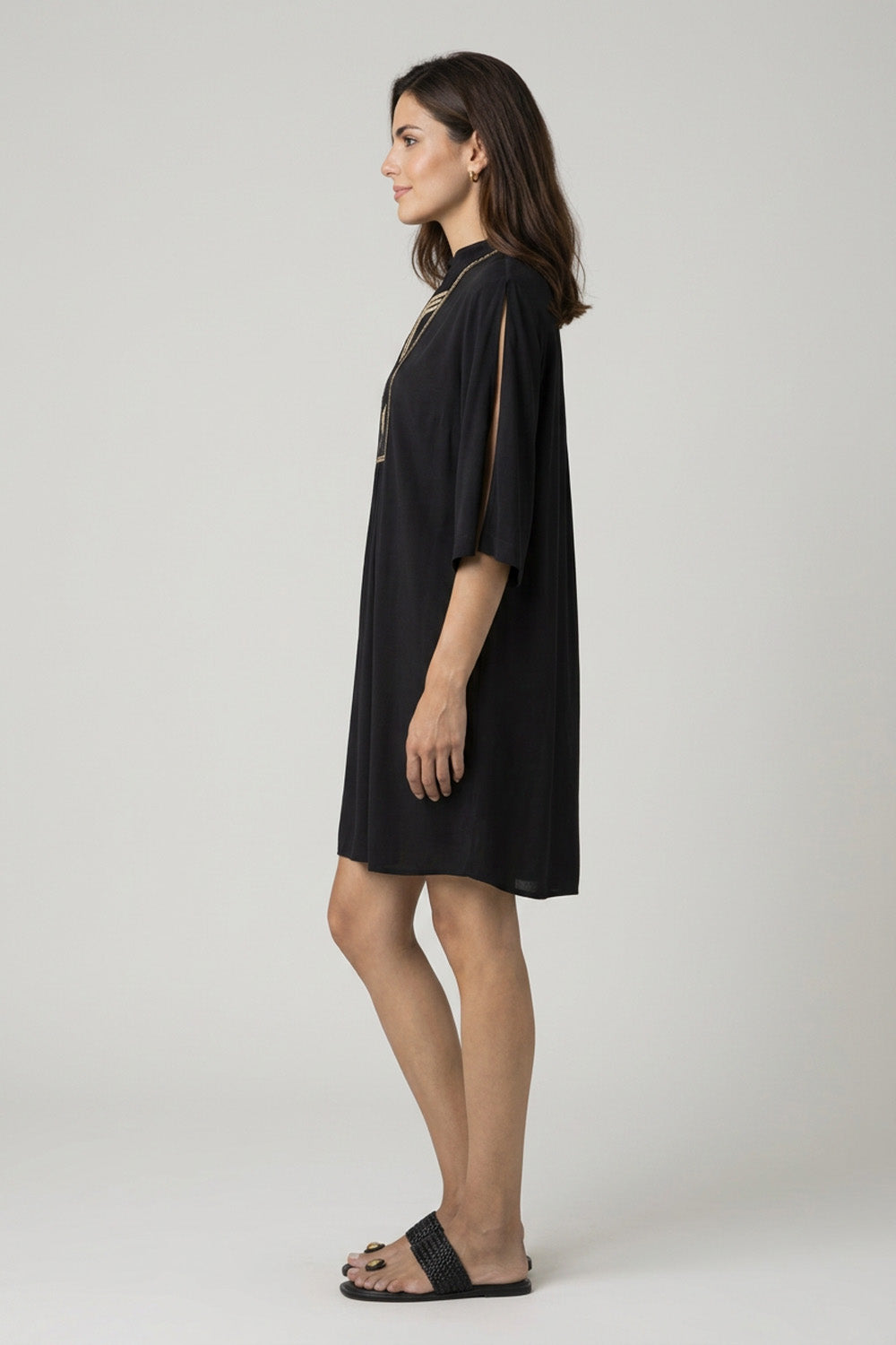 Μαύρο μίνι φόρεμα από κρεπ μαροκέν με πλεκτές λεπτομέρειες στο ντεκολτέ και χαλαρή γραμμή