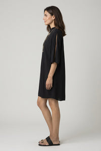 Μαύρο μίνι φόρεμα από κρεπ μαροκέν με πλεκτές λεπτομέρειες στο ντεκολτέ και χαλαρή γραμμή