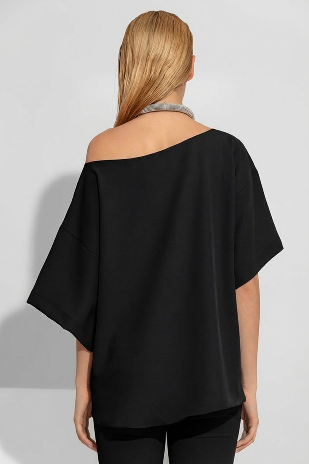 μαύρη κρεπ oversized μπλούζα με ανοιχτή λαιμόκοψη