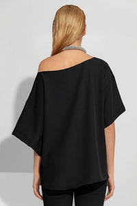 μαύρη κρεπ oversized μπλούζα με ανοιχτή λαιμόκοψη