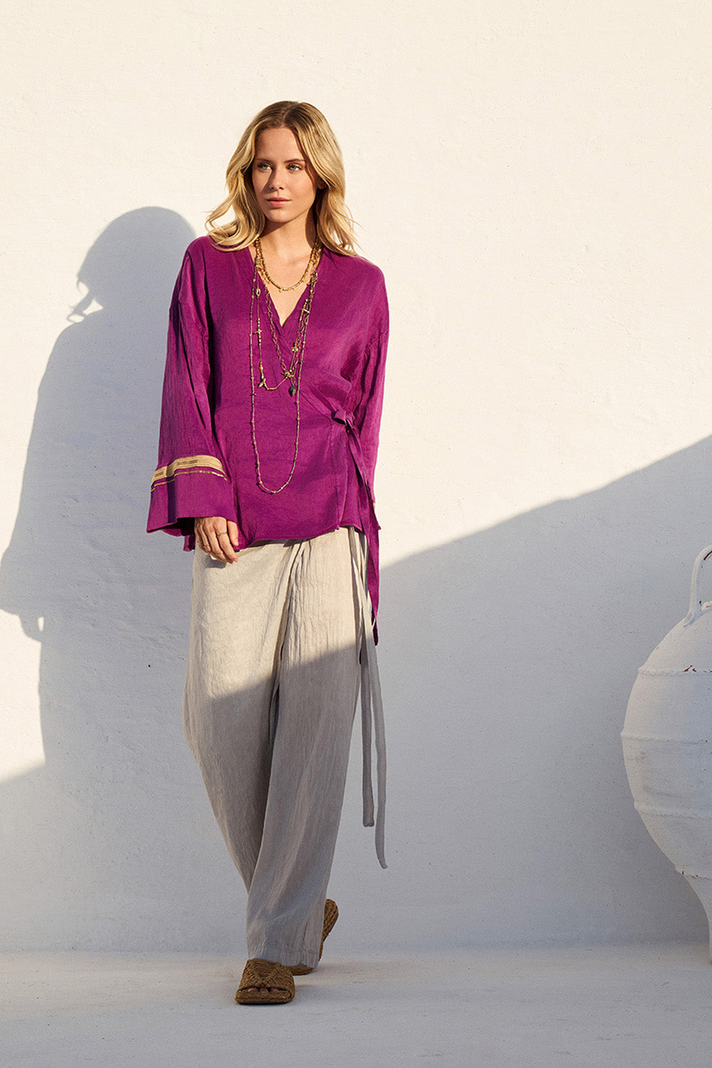 Κρουαζέ μπλούζα συνδυασμένη με ανοιχτόχρωμο παντελόνι