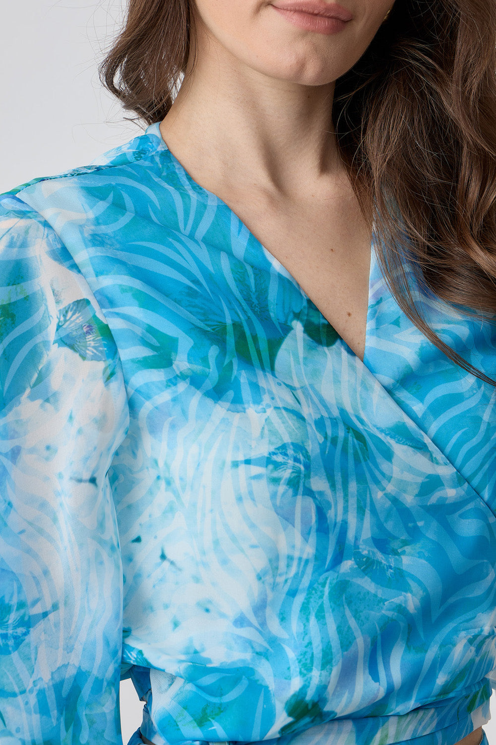 Κρουαζέ τοπ μουσελίνα εμπριμέ σε γαλάζιο και τιρκουάζ με δέσιμο στη μέση και αέρινα μανίκια