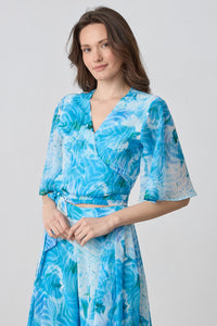 Κρουαζέ τοπ μουσελίνα εμπριμέ σε γαλάζιο και τιρκουάζ με δέσιμο στη μέση και αέρινα μανίκια