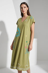 Λαδί midi φόρεμα με V λαιμόκοψη, κοντό μανίκι και καλλιτεχνικά κεντημένα μοτίβα, σε άνετη ίσια γραμμή.