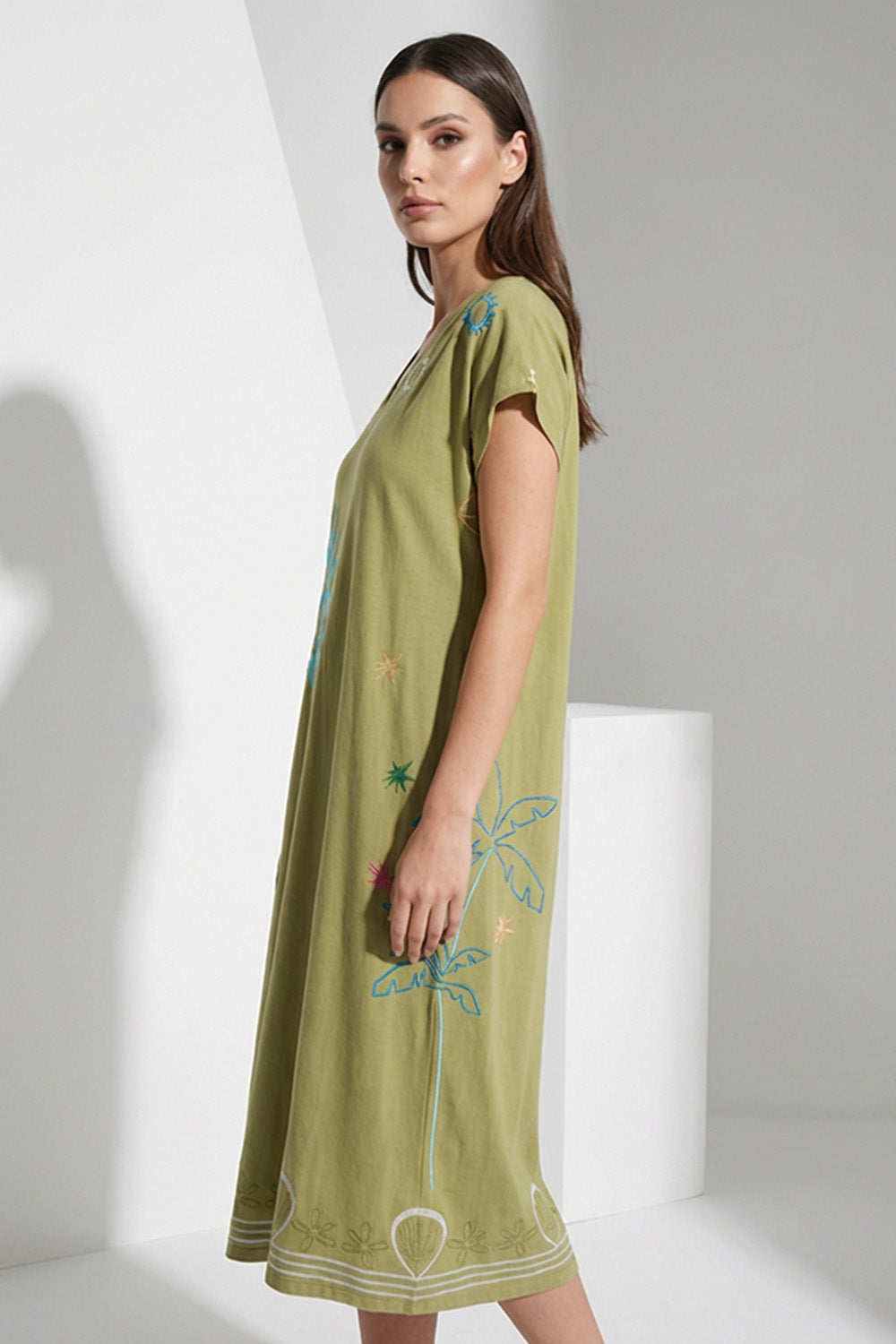 Λαδί midi φόρεμα με V λαιμόκοψη, κοντό μανίκι και καλλιτεχνικά κεντημένα μοτίβα, σε άνετη ίσια γραμμή.