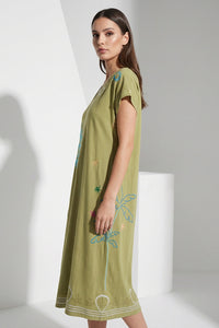 Λαδί midi φόρεμα με V λαιμόκοψη, κοντό μανίκι και καλλιτεχνικά κεντημένα μοτίβα, σε άνετη ίσια γραμμή.