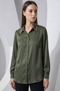 Λαδί γυναικείο πουκάμισο με μεταλλικά τρουκς στον γιακά και μακρύ μανίκι, σε άνετη γραμμή.