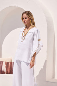 λευκή αέρινη μπλούζα με V ντεκολτέ και φαρδιά μανίκια με χρυσές λεπτομέρειες