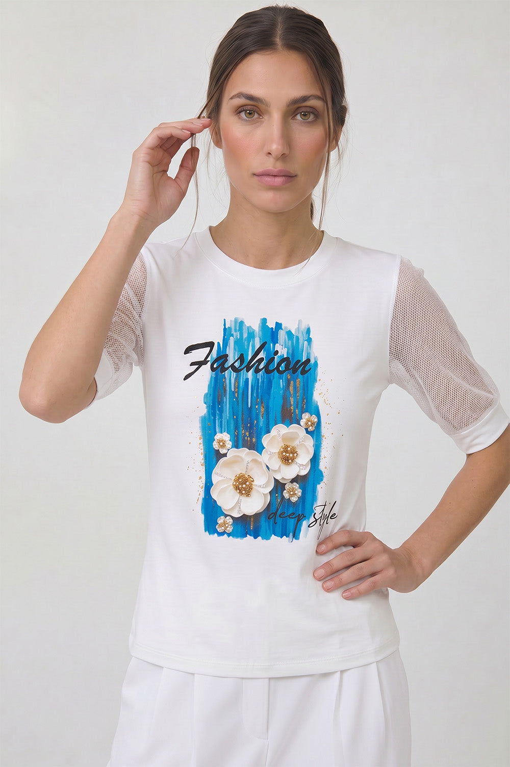 Λευκή γυναικεία μπλούζα Fashion Flowers με ανάγλυφα λουλούδια, πέρλες και κοντά μανίκια από δίχτυ.