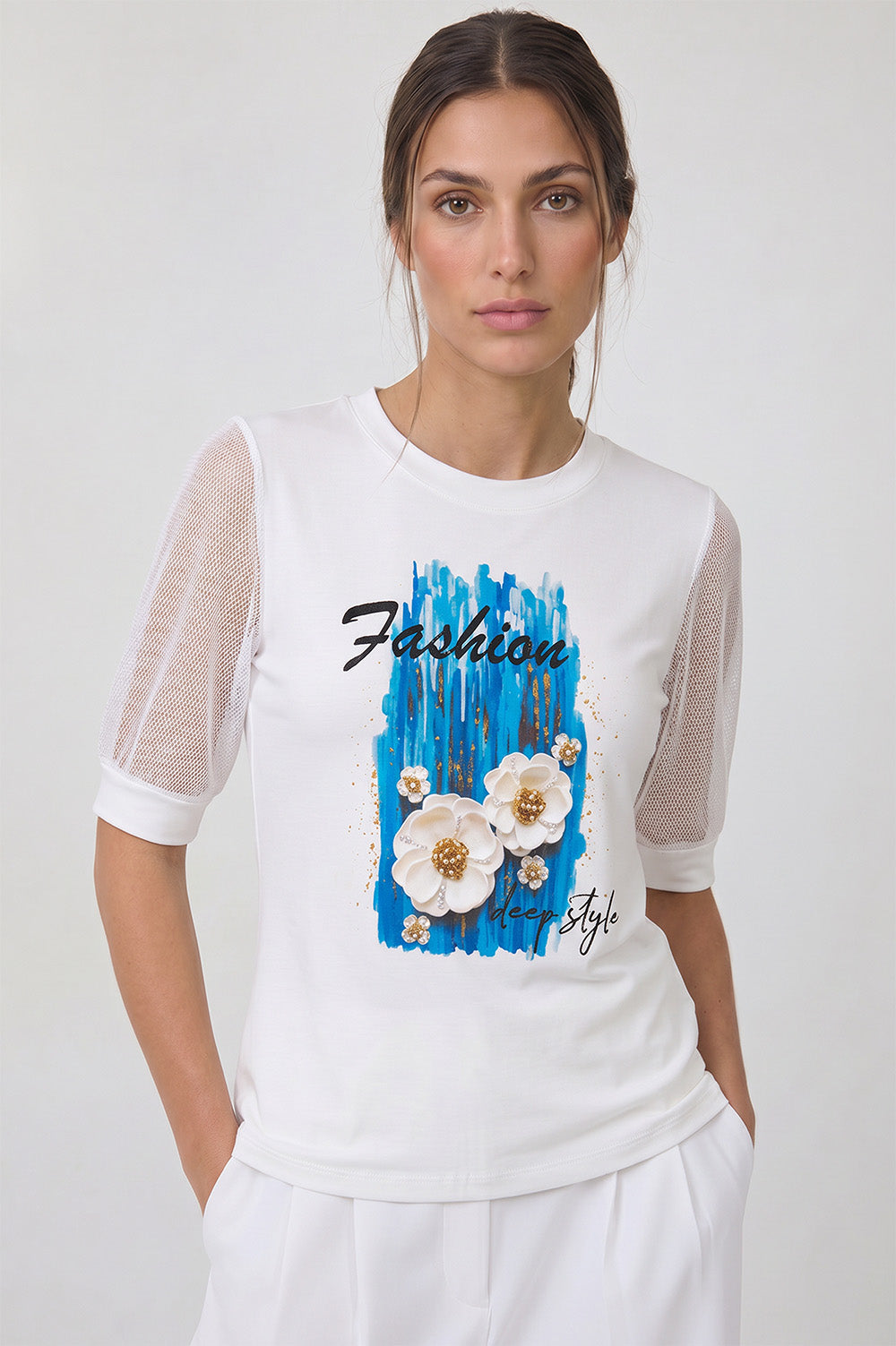 Λευκή γυναικεία μπλούζα Fashion Flowers με ανάγλυφα λουλούδια, πέρλες και κοντά μανίκια από δίχτυ.