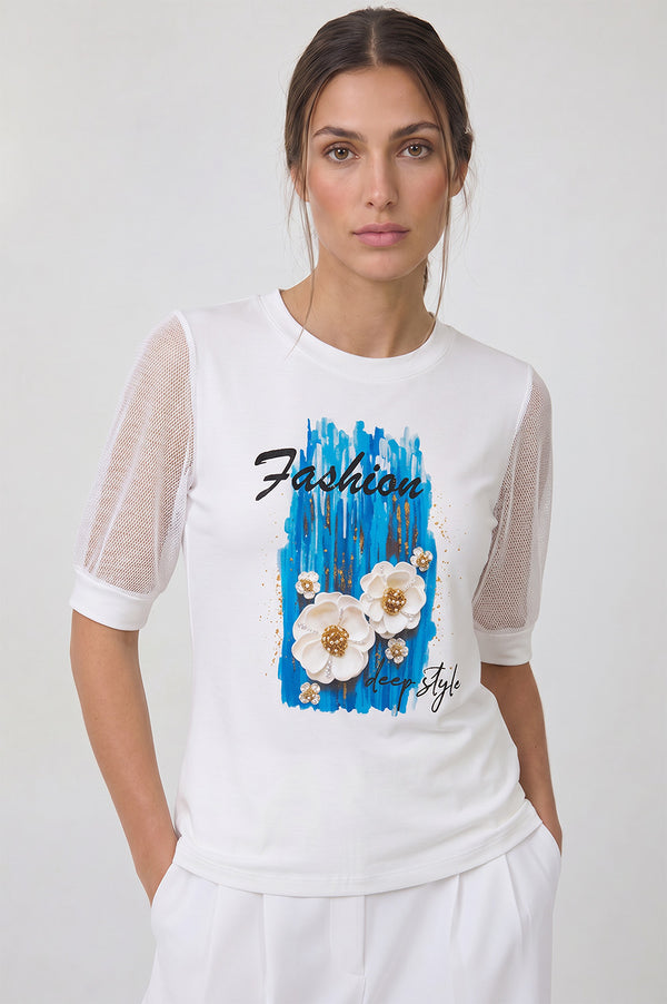 Λευκή γυναικεία μπλούζα Fashion Flowers με ανάγλυφα λουλούδια, πέρλες και κοντά μανίκια από δίχτυ.