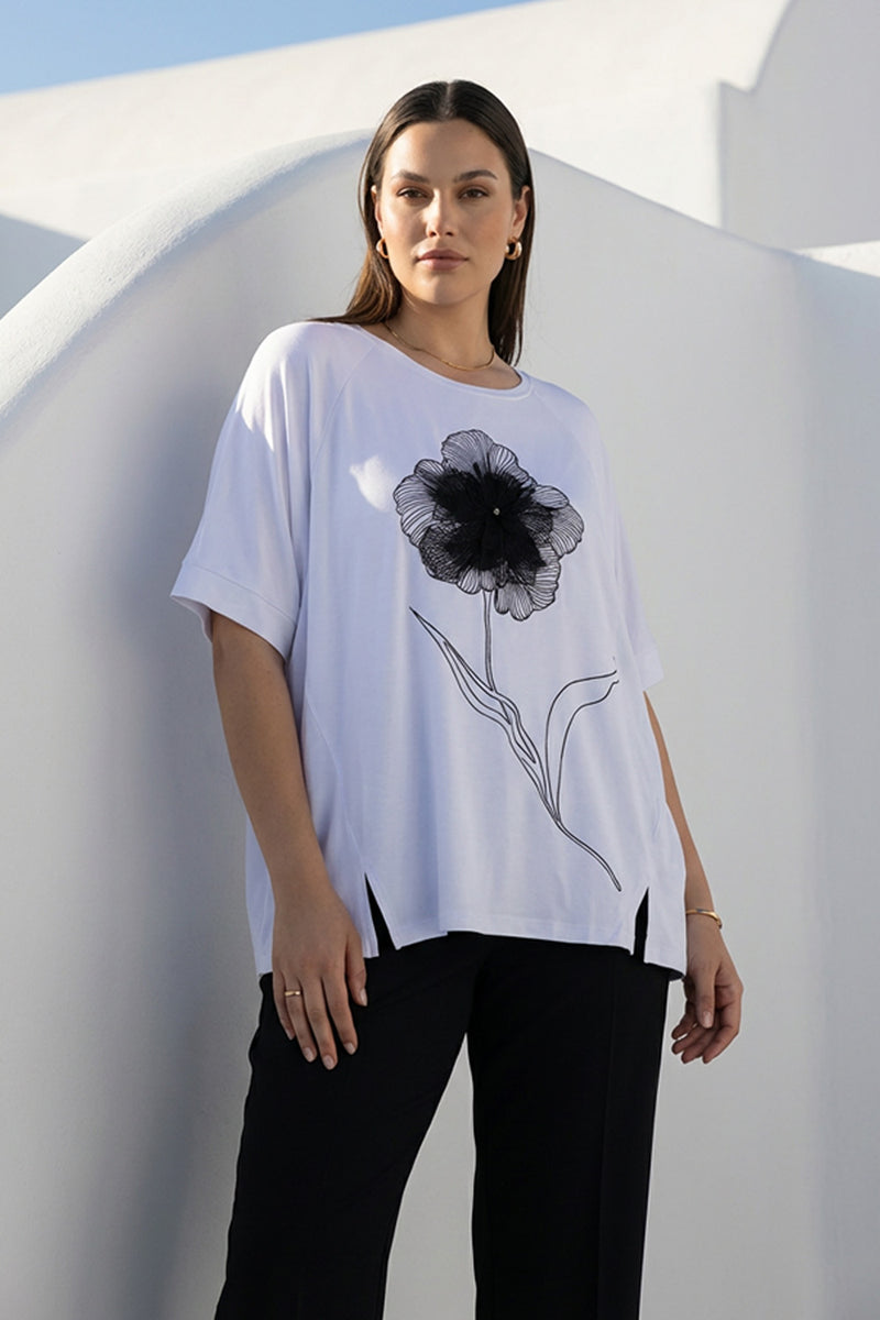 Γυναικεία λευκή μπλούζα με floral σχέδιο και ανάγλυφη λεπτομέρεια μπροστά