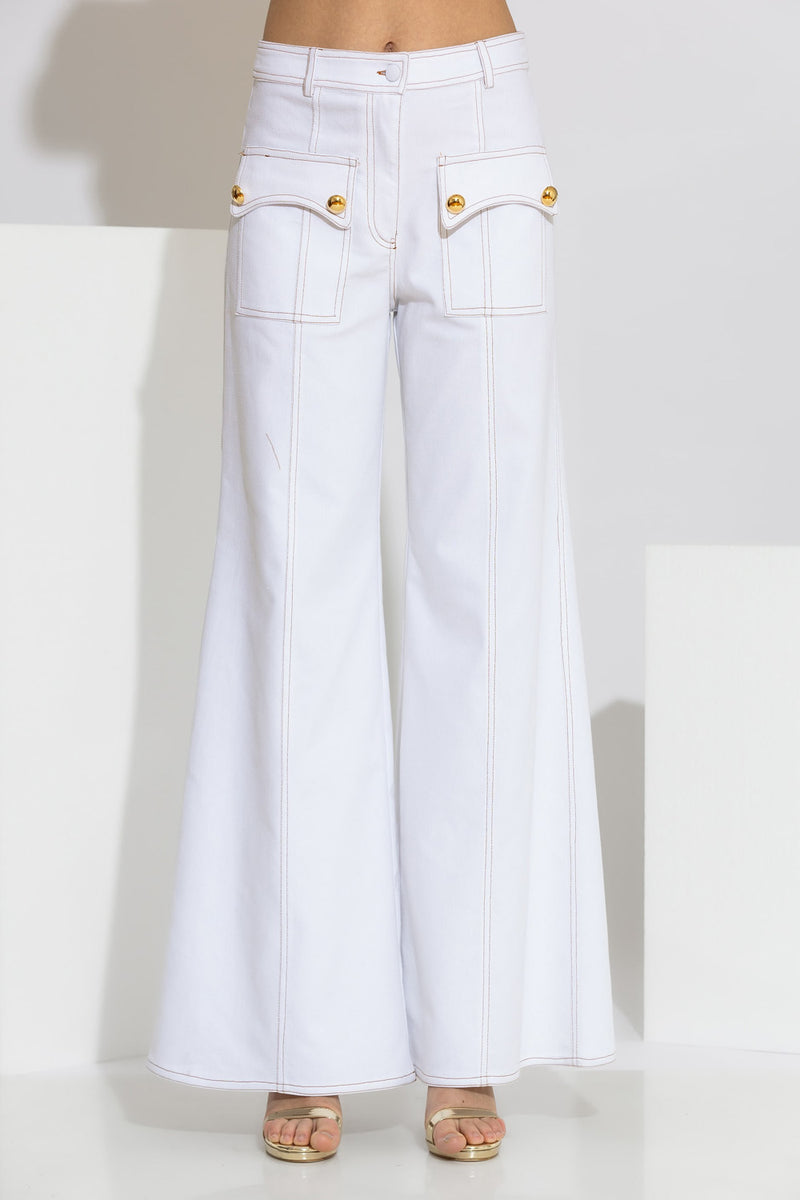 Λευκή denim παντελόνα καμπάνα με χρυσά κουμπιά και ψηλόμεση εφαρμογή