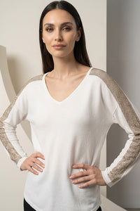 Λευκή πλεκτή μπλούζα με V λαιμόκοψη και διακριτική παγιέτα στα μανίκια, άνετη γραμμή από Ellisargi Boutique