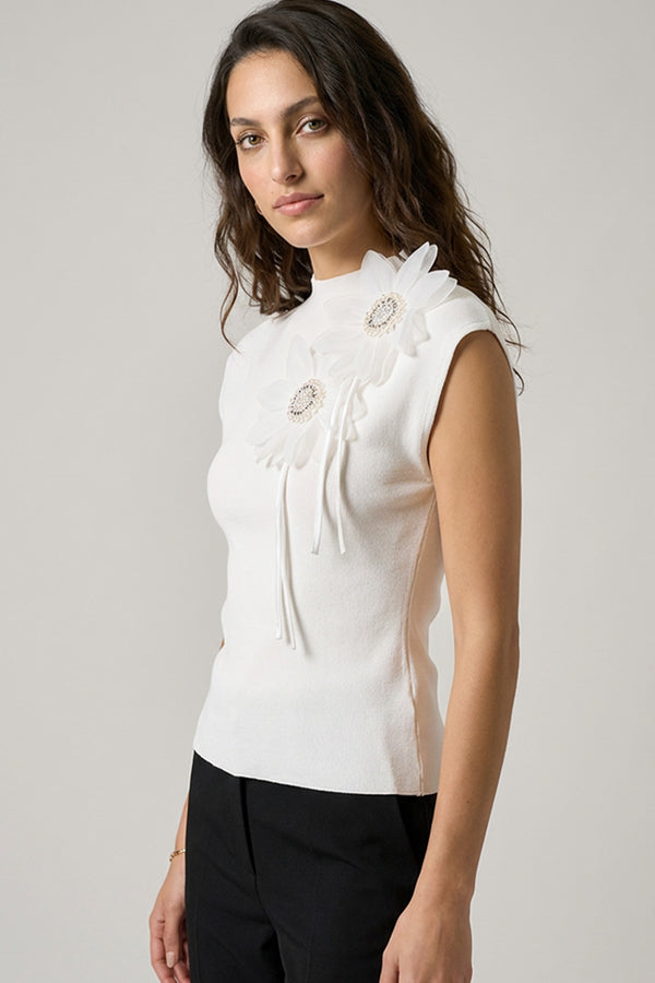Λευκό αμάνικο γυναικείο top με τρισδιάστατα λουλούδια στον ώμο και το στήθος