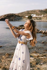 Λευκό μίντι φόρεμα με μπλε κέντημα και ζώνη στη μέση με κοντά μανίκια με βολάν
