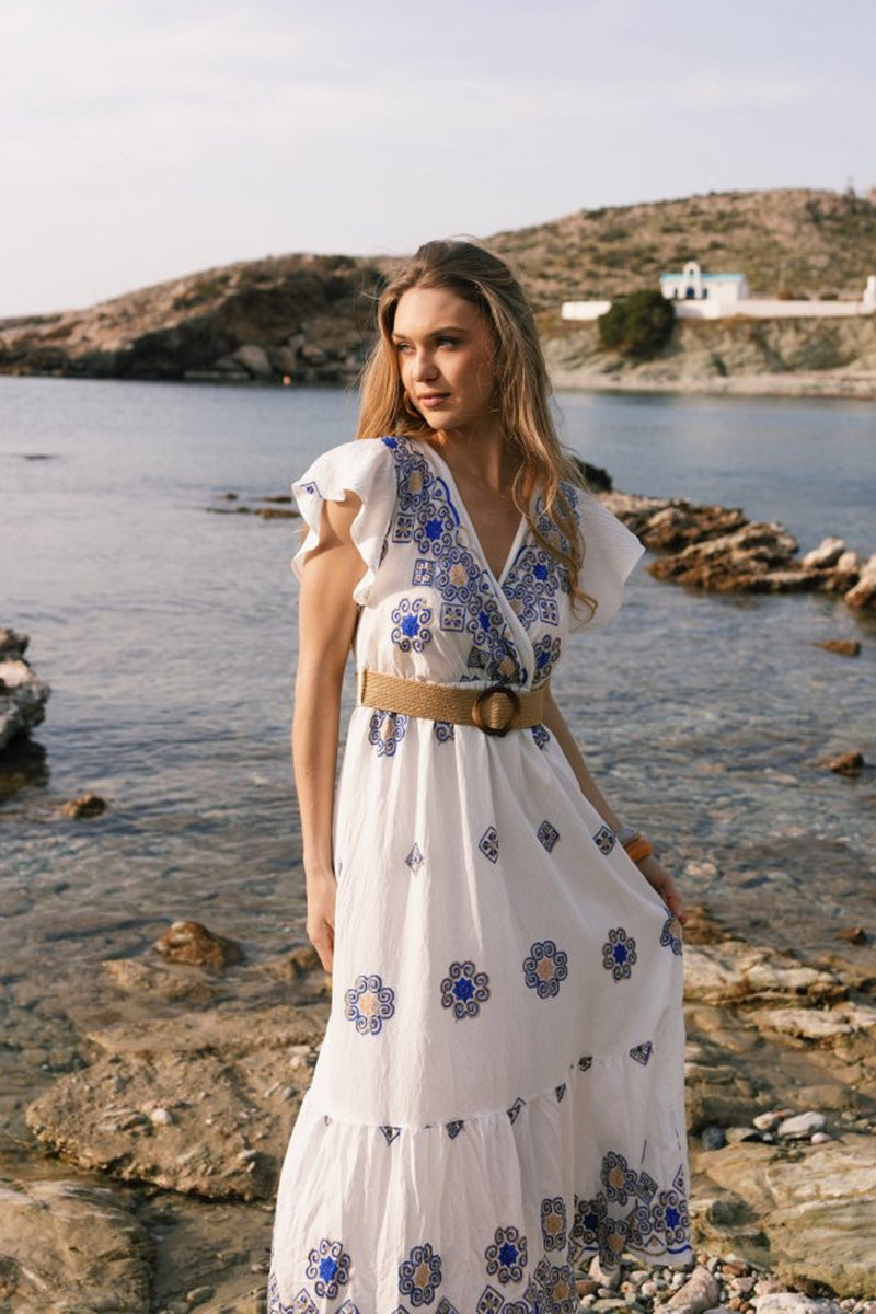 Λευκό μίντι φόρεμα με μπλε κέντημα και ζώνη στη μέση με κοντά μανίκια με βολάν
