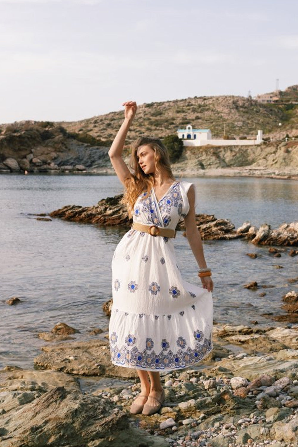 Λευκό μίντι φόρεμα με μπλε κέντημα και ζώνη στη μέση με κοντά μανίκια με βολάν