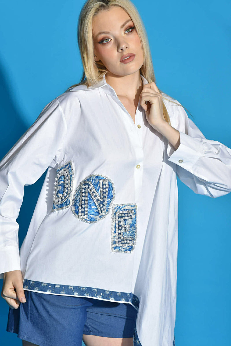 Λευκό oversized πουκάμισο με διακοσμητικά γράμματα και πέρλες