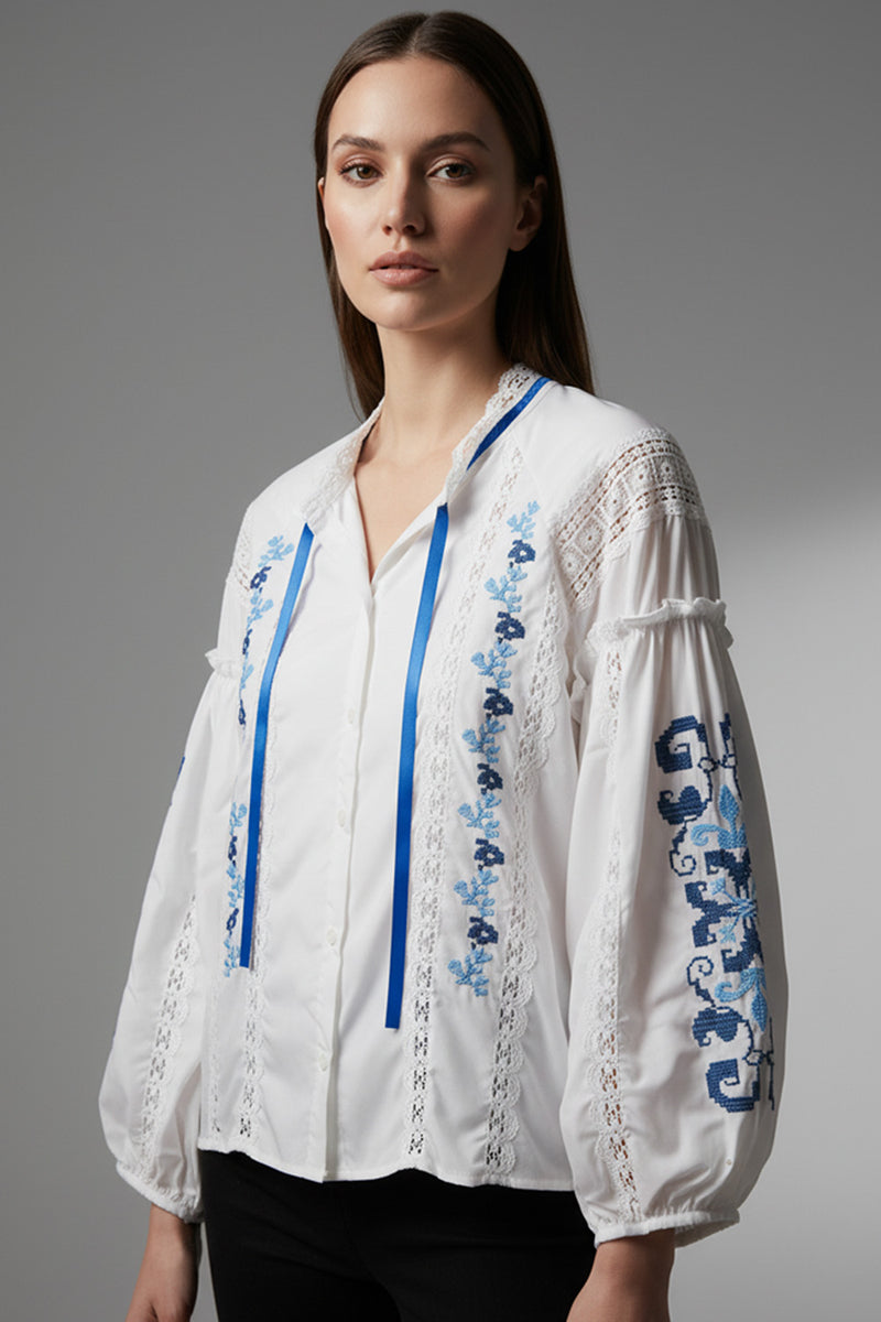 Γυναικείο λευκό πουκάμισο με μπλε κέντημα και δαντέλα από Ellisargi Boutique