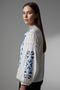 Γυναικείο λευκό πουκάμισο με μπλε κέντημα και δαντέλα από Ellisargi Boutique