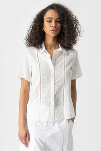 Λευκό γυναικείο πουκάμισο broderie αζούρ με κοντό μανίκι και κουμπιά μπροστά