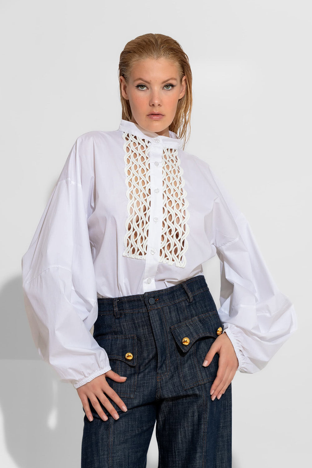 λευκό γυναικείο πουκάμισο με δαντέλα στο μπροστινό μέρος