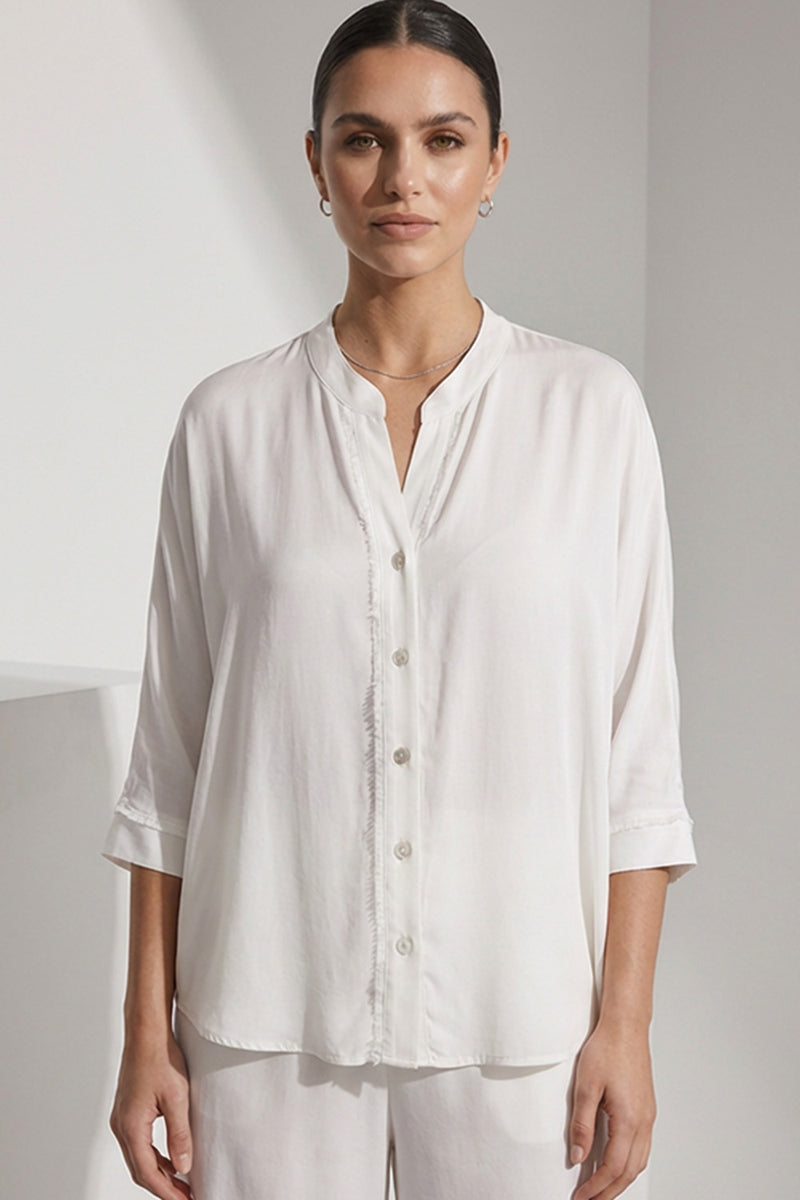 Λευκό γυναικείο πουκάμισο με μάο γιακά και κουμπιά σε χαλαρή γραμμή