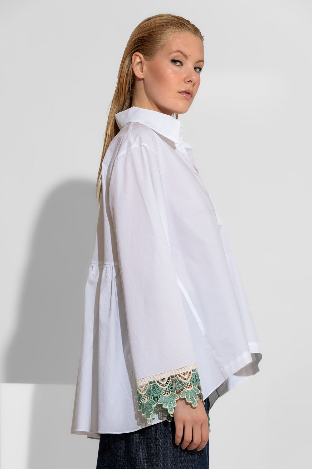 Λευκό Πουκάμισο με Δαντέλα στα Μανίκια