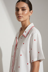 Λευκό γυναικείο πουκάμισο με μικρές κόκκινες κεντημένες καρδιές και κόκκινη ραφή στον γιακά