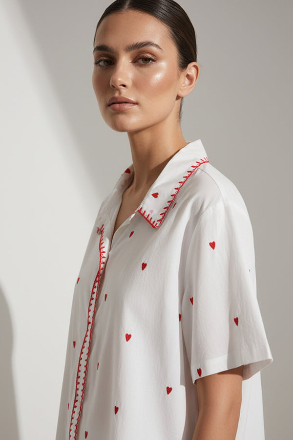 Λευκό γυναικείο πουκάμισο με μικρές κόκκινες κεντημένες καρδιές και κόκκινη ραφή στον γιακά