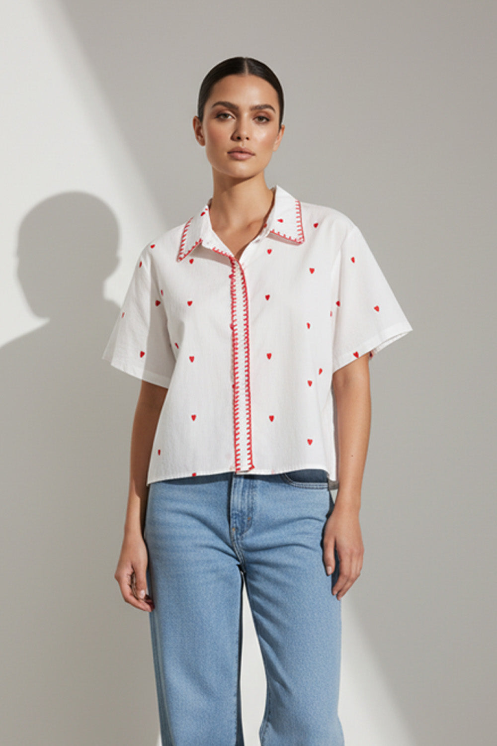 Λευκό γυναικείο πουκάμισο με μικρές κόκκινες κεντημένες καρδιές και κόκκινη ραφή στον γιακά