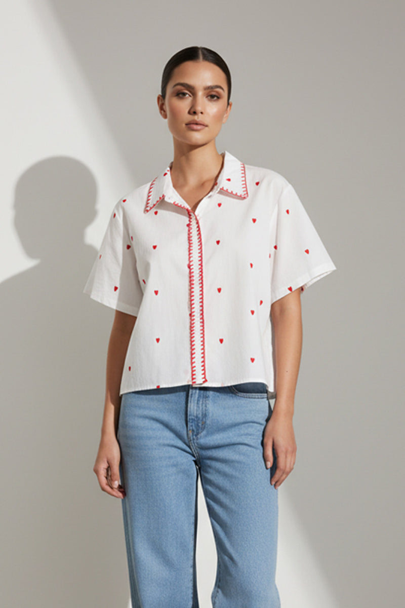 Λευκό γυναικείο πουκάμισο με μικρές κόκκινες κεντημένες καρδιές και κόκκινη ραφή στον γιακά