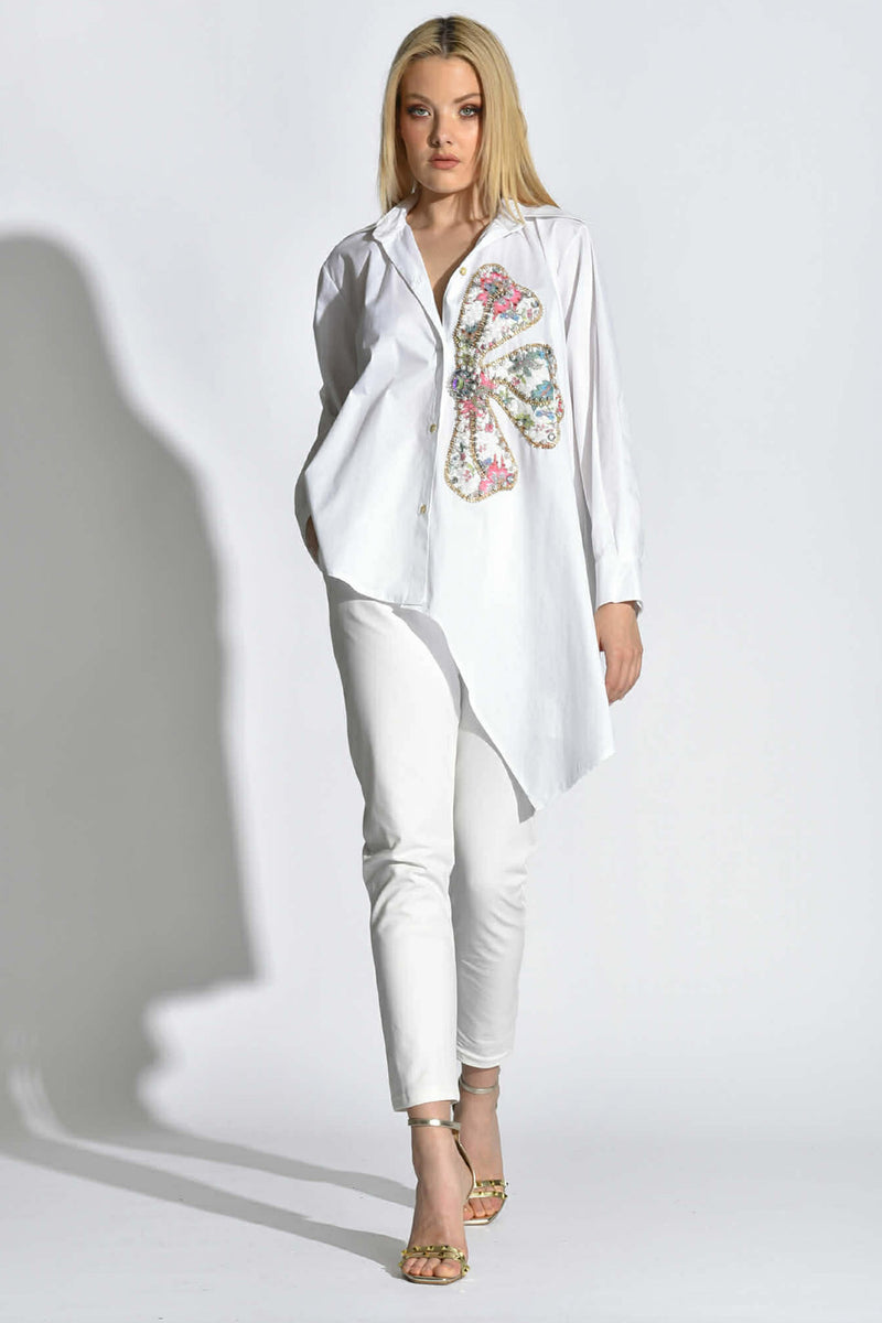 Λεπτομέρεια πεταλούδας με πέρλες σε λευκό πουκάμισο