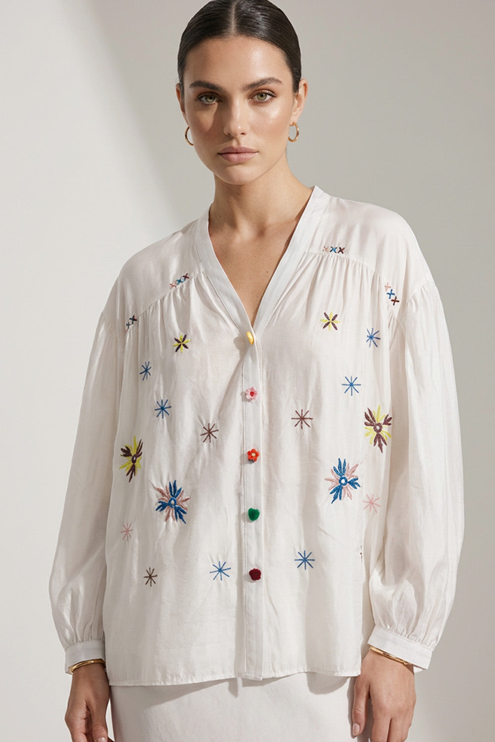 λευκό γυναικείο πουκάμισο με πολύχρωμα κεντήματα μπροστά και στην πλάτη