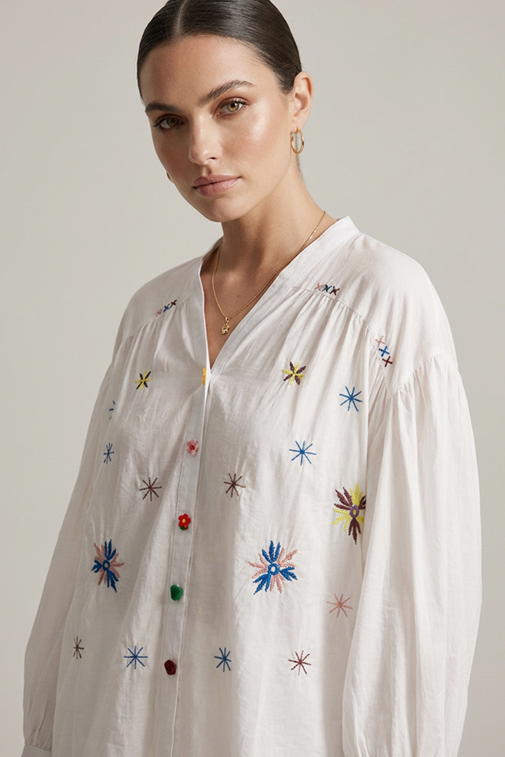 λευκό γυναικείο πουκάμισο με πολύχρωμα κεντήματα μπροστά και στην πλάτη