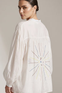 λευκό γυναικείο πουκάμισο με πολύχρωμα κεντήματα μπροστά και στην πλάτη
