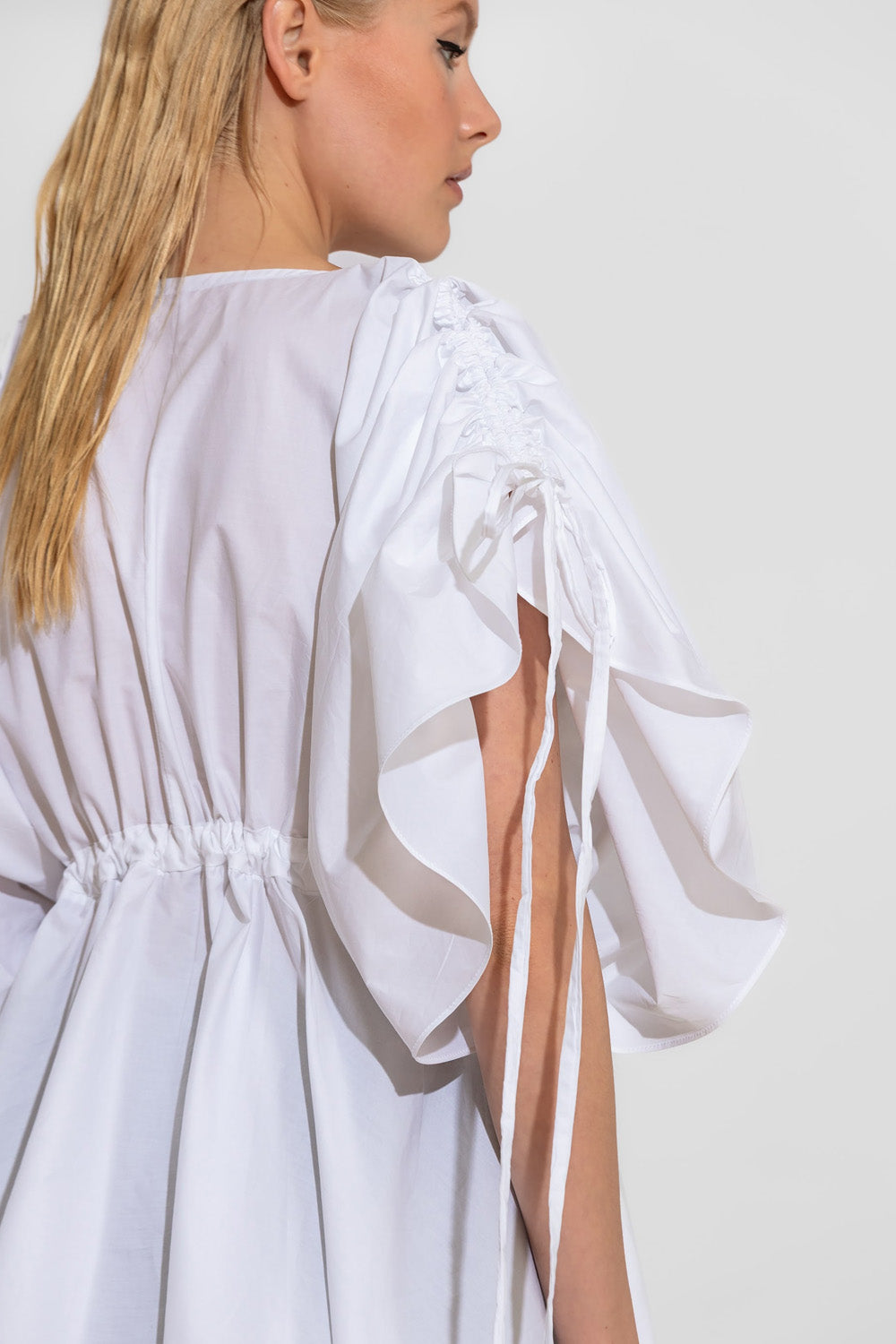 Λευκό πουκάμισο ποπλίνα με balloon μανίκια, σούρες και κορδόνια στη μέση με peplum τελείωμα