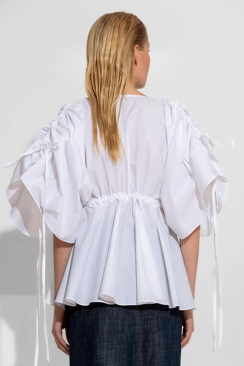 Λευκό πουκάμισο ποπλίνα με balloon μανίκια, σούρες και κορδόνια στη μέση με peplum τελείωμα