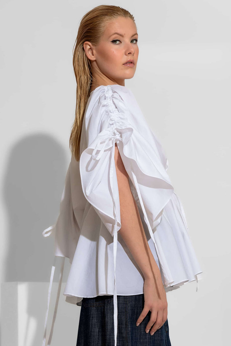 Λευκό πουκάμισο ποπλίνα με balloon μανίκια, σούρες και κορδόνια στη μέση με peplum τελείωμα