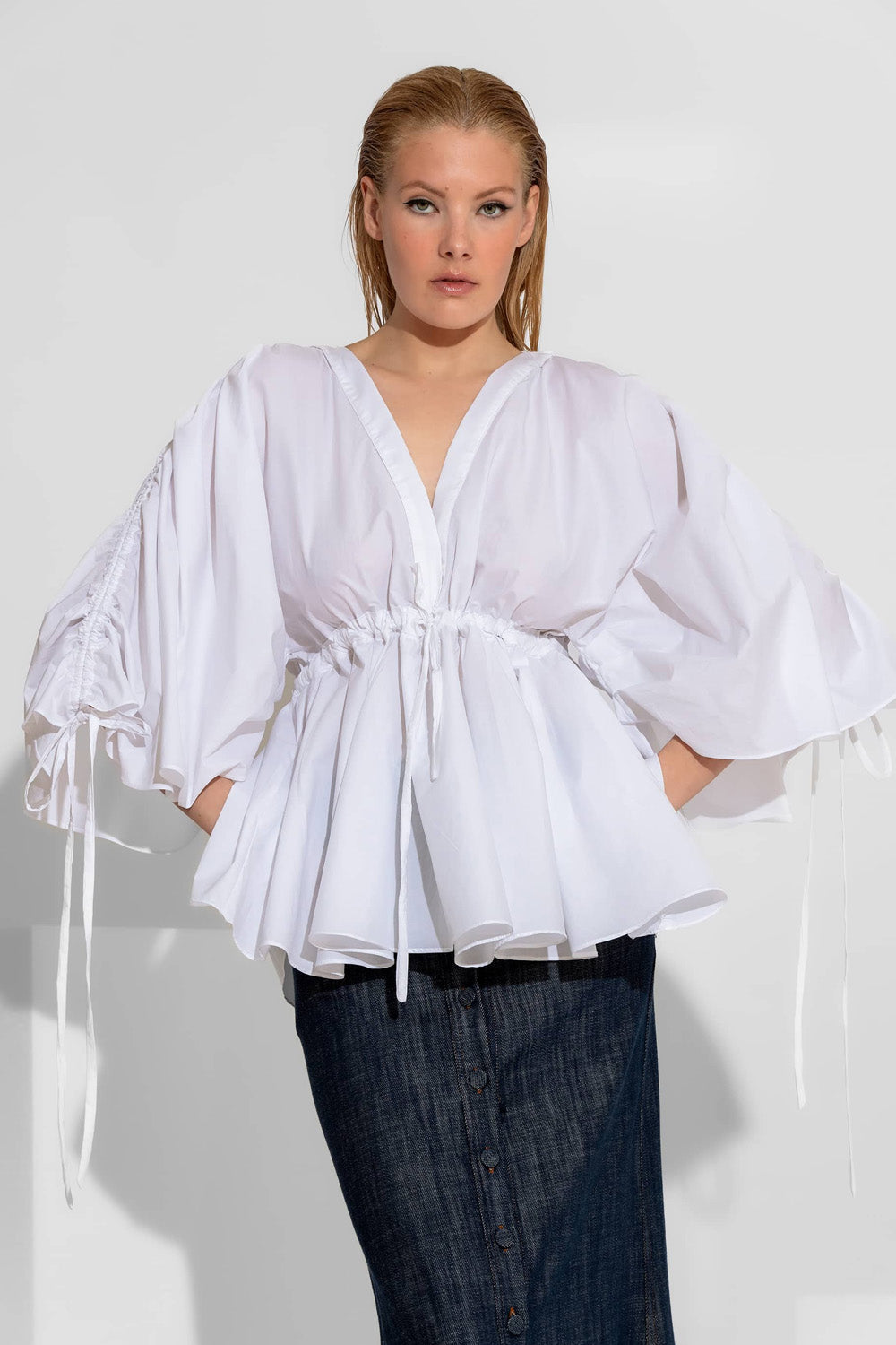 Λευκό πουκάμισο ποπλίνα με balloon μανίκια, σούρες και κορδόνια στη μέση με peplum τελείωμα