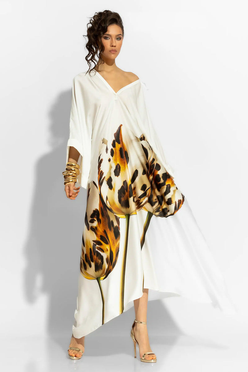 Λευκό satin maxi kaftan φόρεμα με floral print, φαρδιά μανίκια και ανοιχτή πλάτη με δέσιμο.